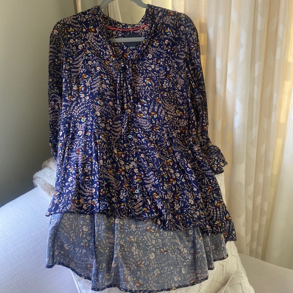 High/low button down floral blouse. - Picture 1 of 3